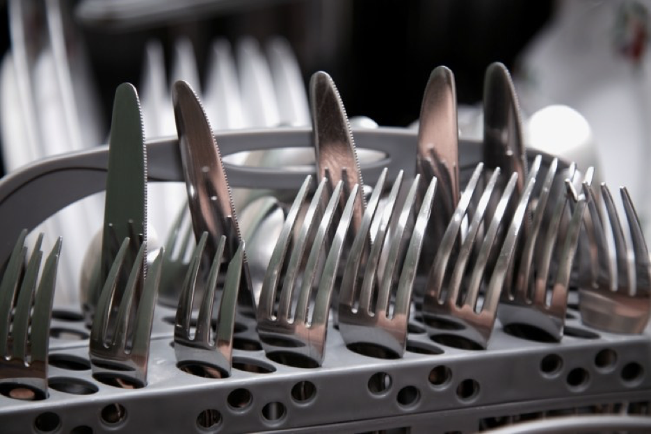 Cliffset's Portable Silverware Set Has a Built-In Dishwasher