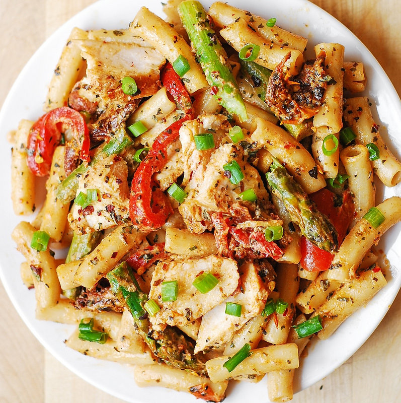 Creamy Chicken Alfredo Pasta with Bell Peppers, Asparagus, and Sun
