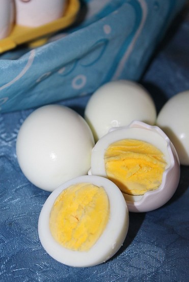 are hard boiled eggs bad for dogs