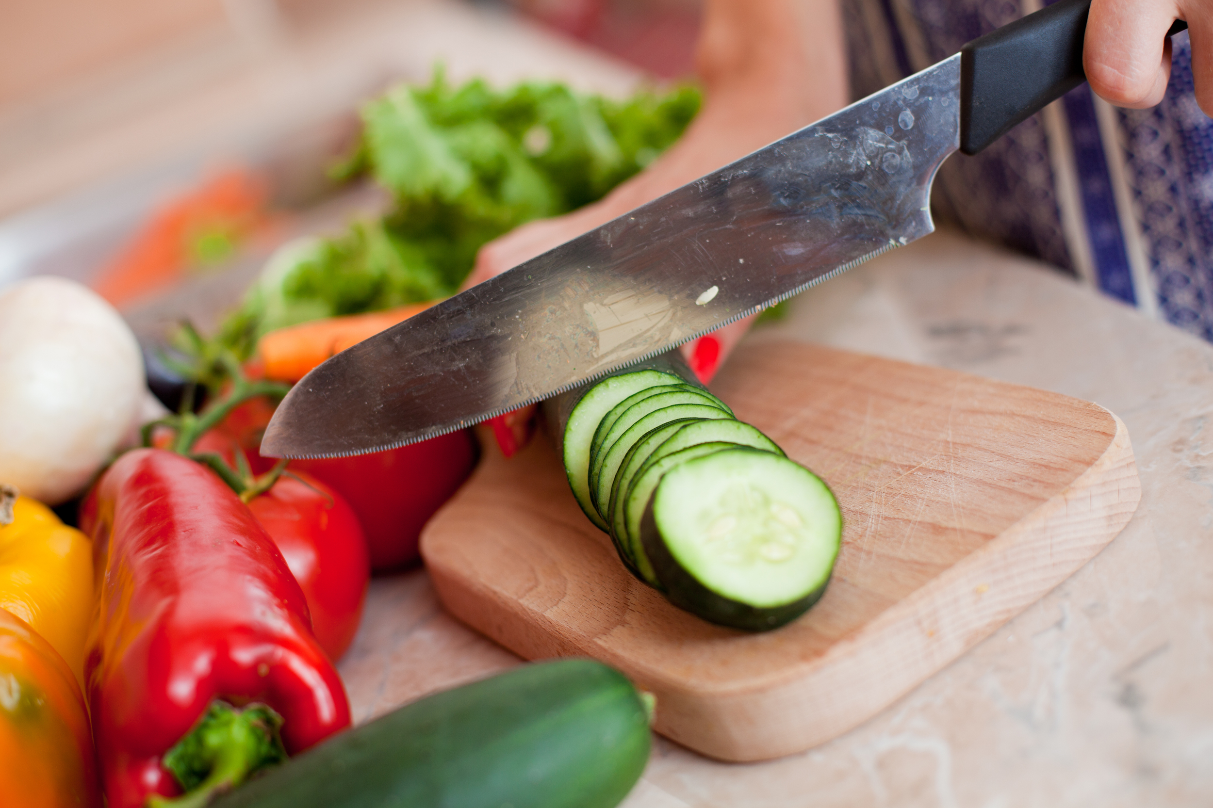Нож режет овощи