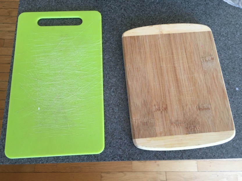 What are the Different Uses for Wood vs. Plastic Cutting Boards