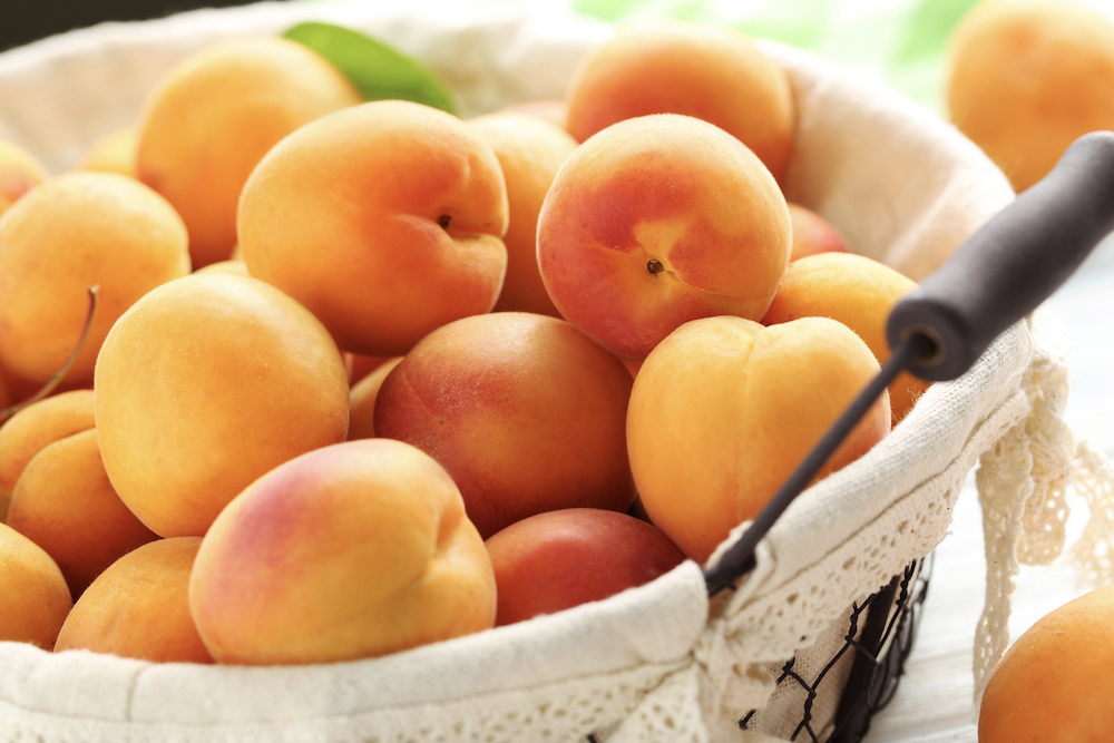 Фото абрикосов и персиков. Абрикос. Фрукты абрикос. Спелый абрикос. Персики на деревянном столе.