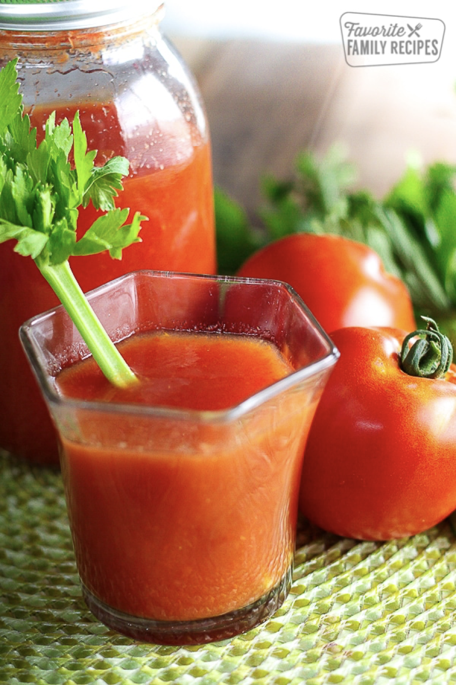 Сок из помидор рецепт домашнего приготовления. Томатный сок. Сок из помидор. Помидоры в томатном соке. Томатный сок домашний.
