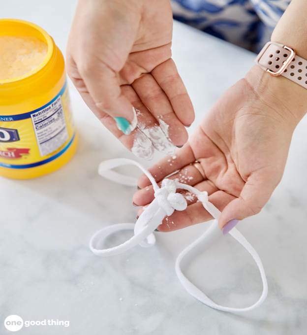 The silky texture of cornstarch makes it useful for loosening tight knots.