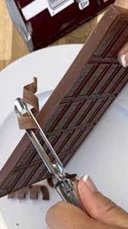 The easiest way to make chocolate curls—just a vegetable peeler and a large  bar of chocolate 🍫 🩶SAVE this for decorating all your Thanksgiving and  Holiday desserts 🩶 🌟 TIPS 🌟 -
