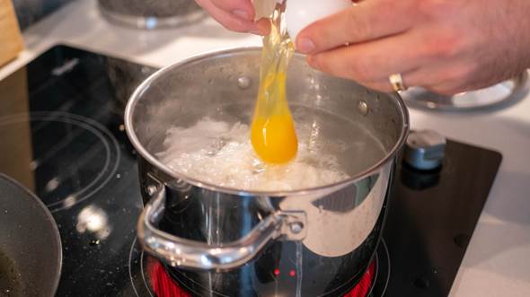 Mistakes Everyone Makes With Poached Eggs
